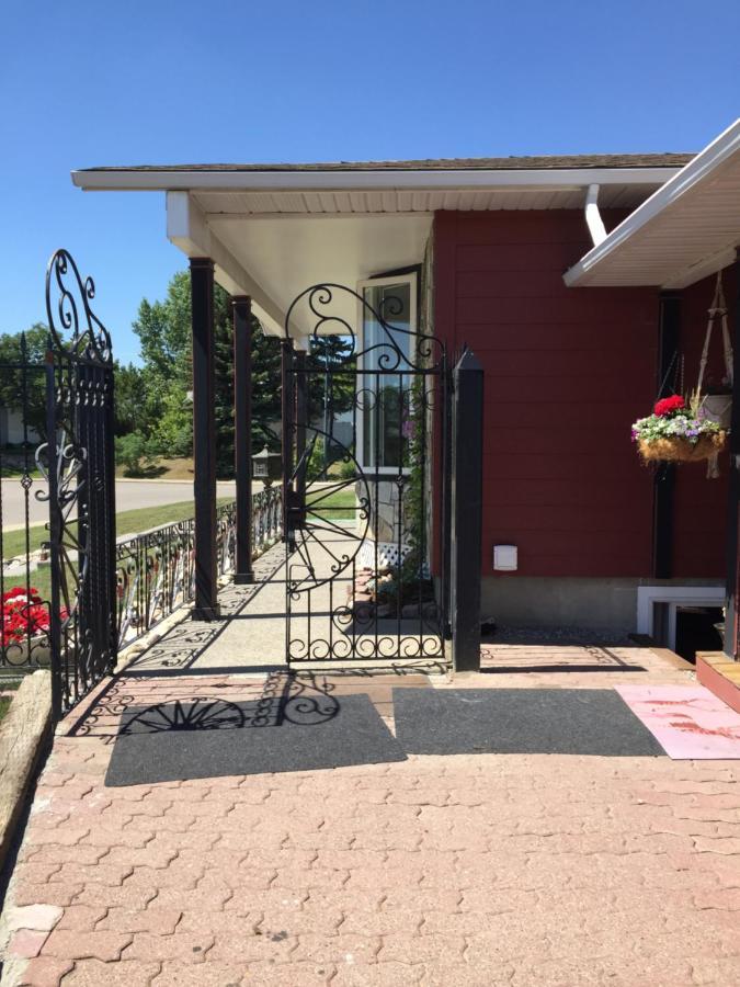 The Calgary Hub Hostel Style Home 외부 사진