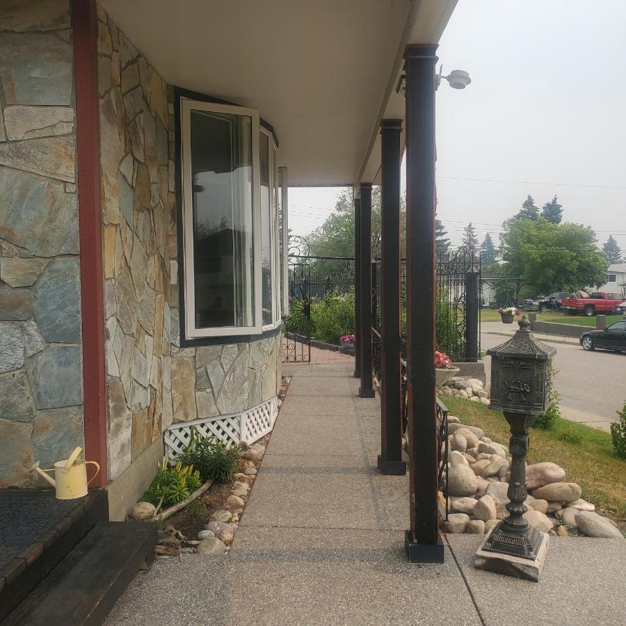 The Calgary Hub Hostel Style Home 외부 사진