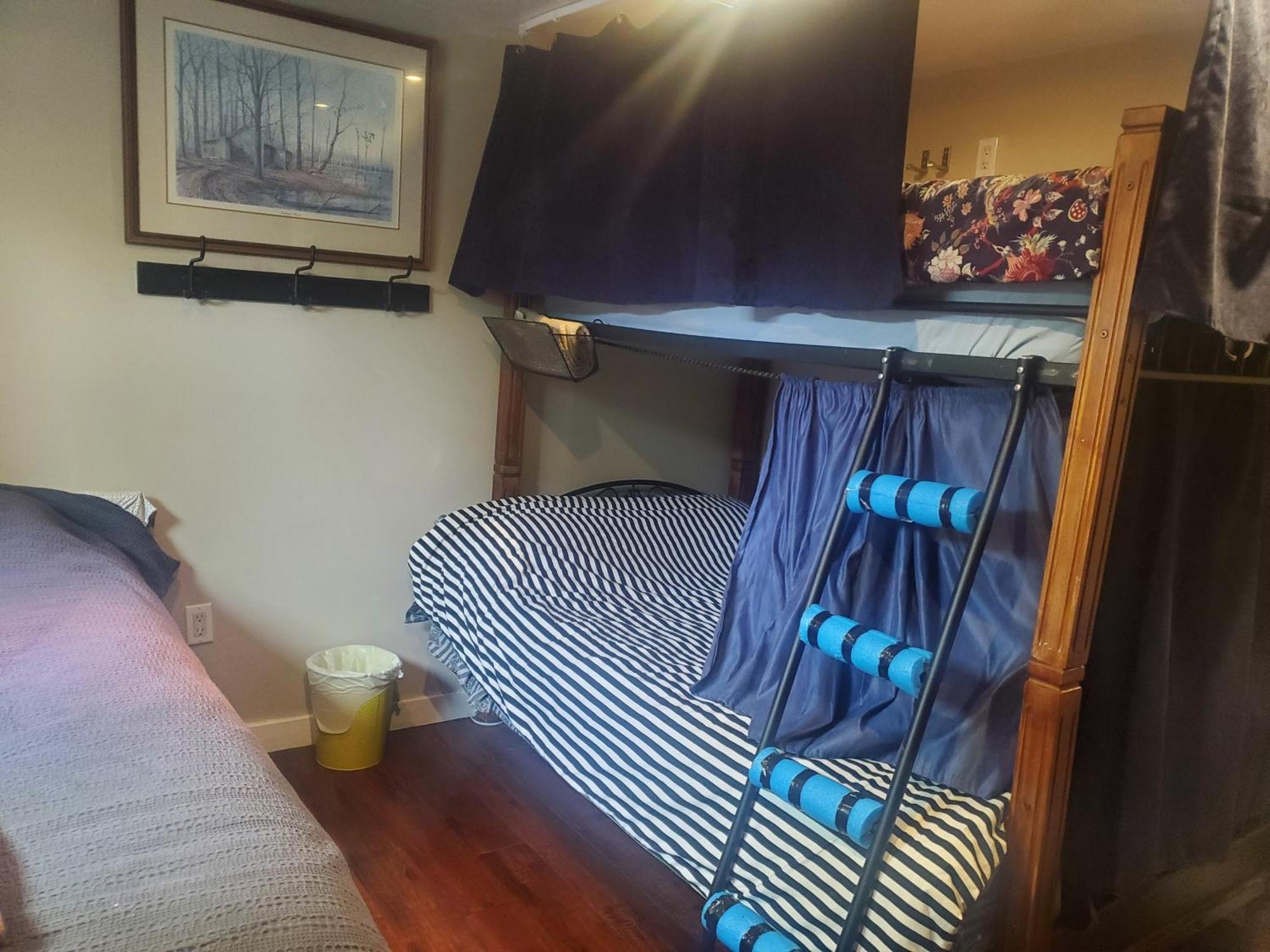 The Calgary Hub Hostel Style Home 외부 사진